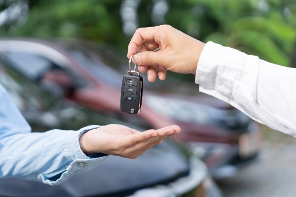 記事画像 「.EVレンタカーはお得なのか、利用のメリットや充電方法と気になる費用感について解説」