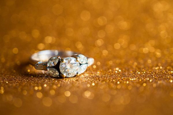 記事画像 「.ダイヤが照らす新しい愛のかたち──セレブリティが選ぶ人工というダイヤモンドとサステナビリティの物語」