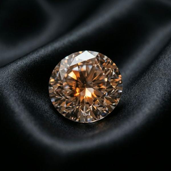 記事画像 「.人工ダイヤの新たな美の基準 完全無欠を超えてあえて不純物を宿す理由」