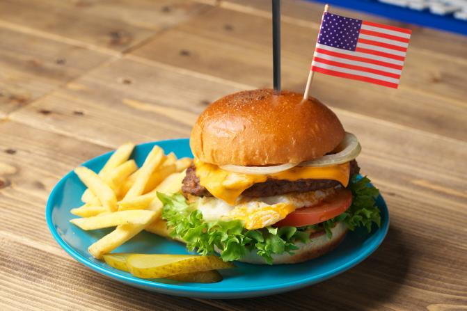 近江牛パティを使用したバーガーとフライドポテトのセット。ジューシーな肉厚パティが特徴の人気メニュー。
