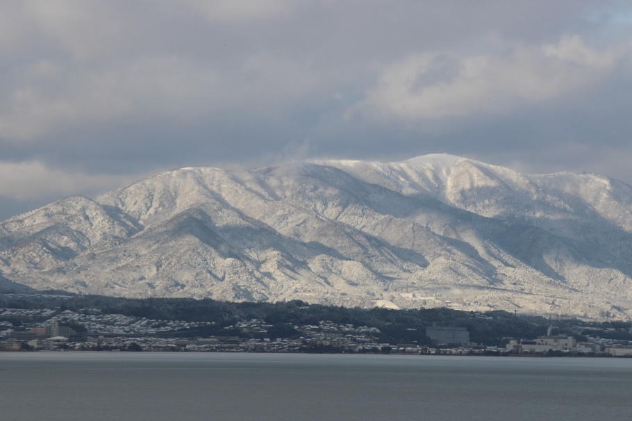 雪に覆われた比良山系の山並みと琵琶湖の景色（冬景色）