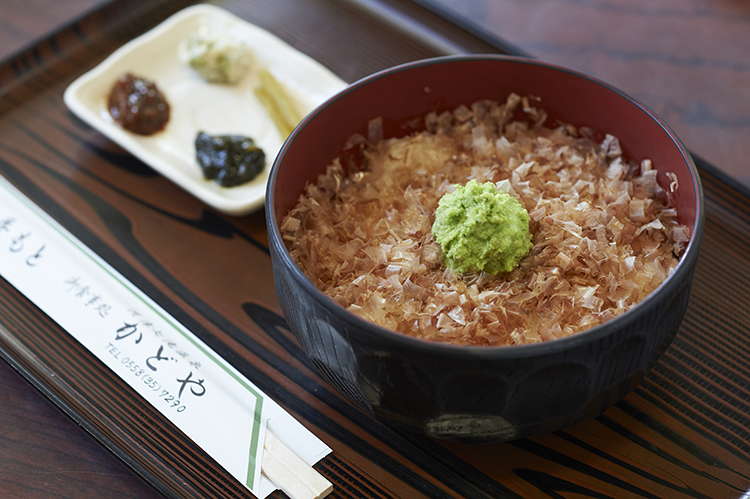 河津町のわさび園かどやで提供される、鰹節の上に生わさびをのせた名物わさび丼