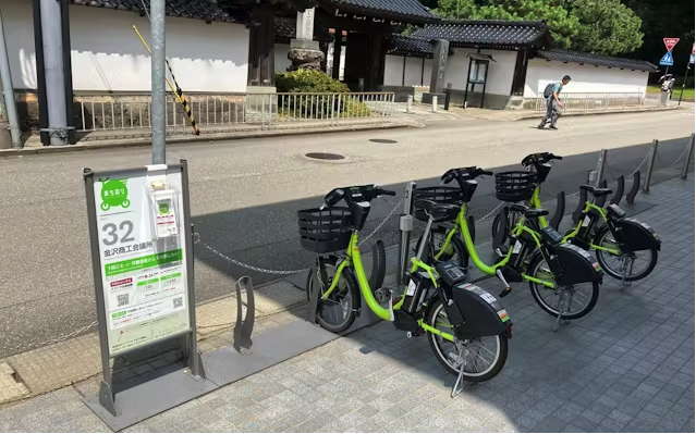 金沢市のシェアサイクル「まちのり」で移動する様子。交通系IC決済に対応し観光客にも便利
