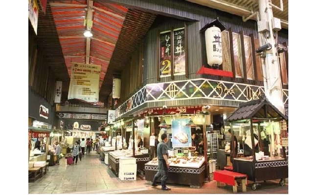 金沢 近江町市場のにぎわいとレトロな店舗外観。観光と食文化を楽しめる人気スポット