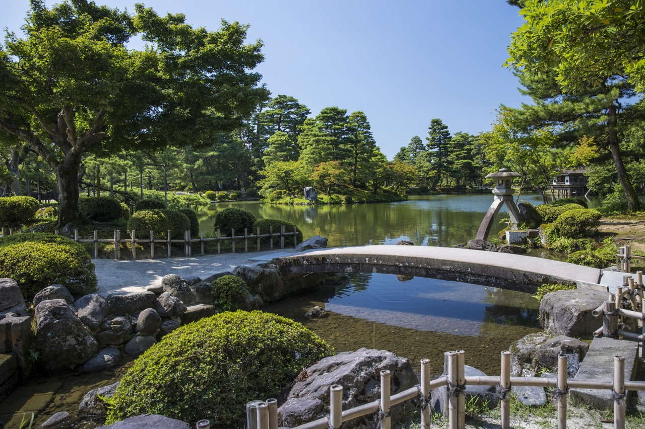 金沢 兼六園の園内風景。池泉回遊式庭園と石橋の調和が美しい