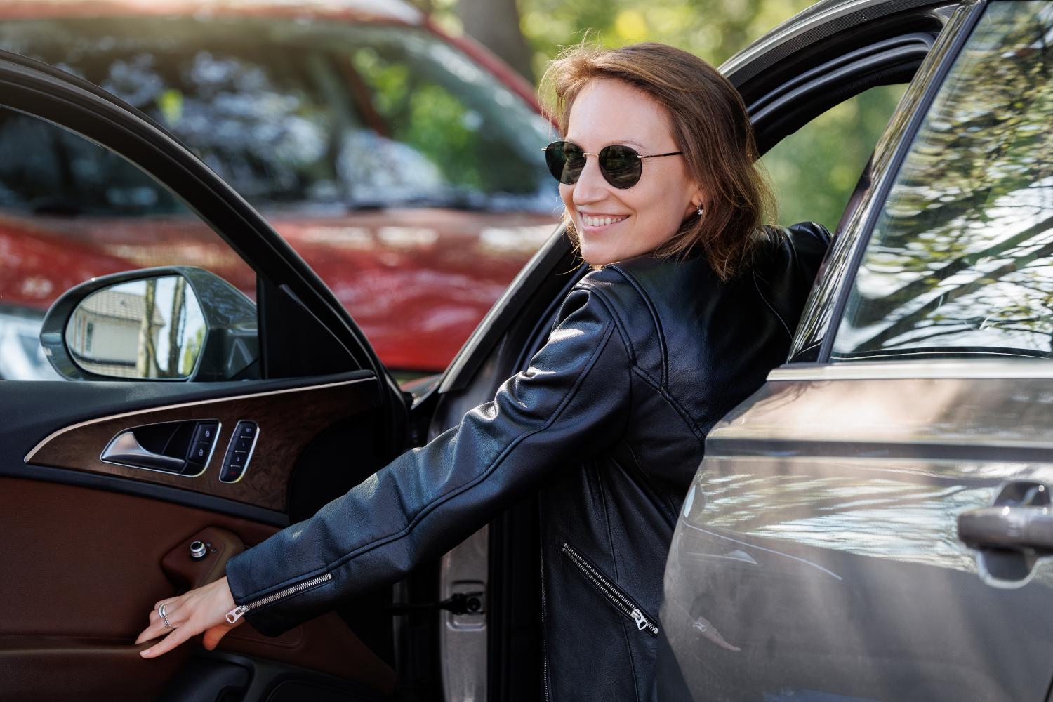 記事画像 「EVレンタカーはお得なのか、利用のメリットや充電方法と気になる費用感について解説」