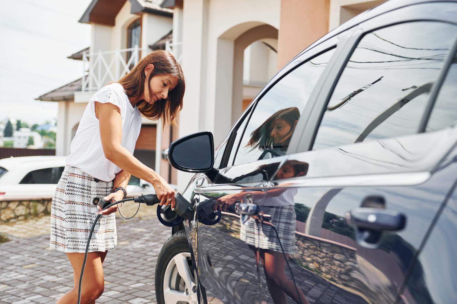 記事画像 「EVレンタカーはお得なのか、利用のメリットや充電方法と気になる費用感について解説」