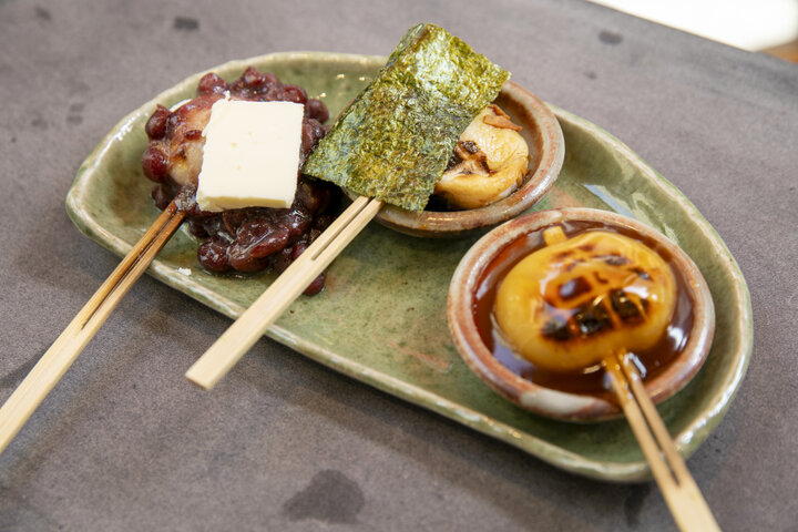 あんことバター、磯辺焼き、みたらし団子の三種盛りが並ぶ陶器の皿