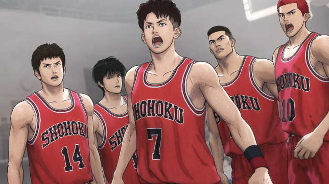 映画『THE FIRST SLAM DUNK』の湘北高校バスケットボール部メンバーが集合しているシーン。赤いユニフォームで気迫に満ちた表情が印象的。