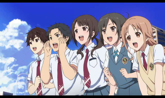  TARI TARIの登場キャラクター5人が並んで叫んでいるシーン。由比ヶ浜・江ノ電沿線を舞台にした青春群像劇のワンカット。
