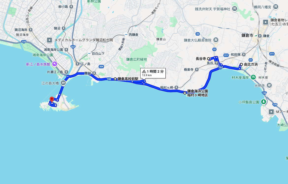  由比ヶ浜から江の島までの湘南海岸沿いアニメ聖地サイクリングルートマップ。鎌倉高校前駅、稲村ヶ崎、長谷寺などを経由し、スラムダンクやTARI TARIの舞台をめぐる。