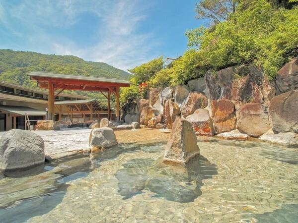 箱根湯本温泉の露天風呂。青空と山々を背景に広がる天然温泉。