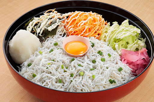 しらす問屋「とびっちょ」のしらす丼。釜揚げしらすと卵黄、野菜の盛り合わせ。