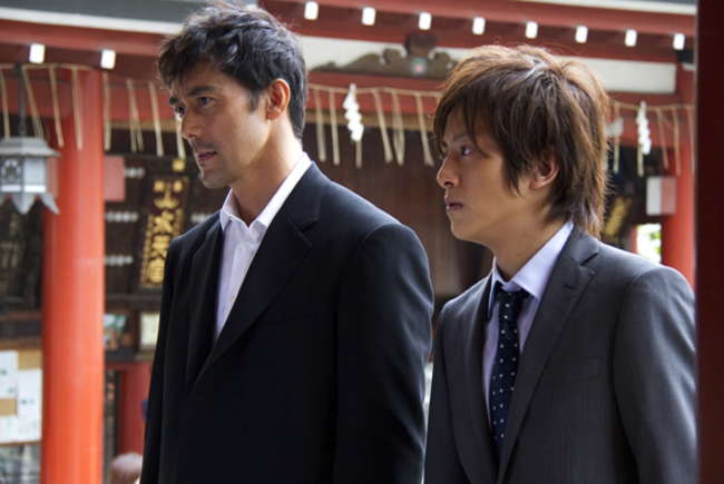 映画『麒麟の翼』に登場する加賀恭一郎（阿部寛）と松宮脩平（溝端淳平）の神社シーン。