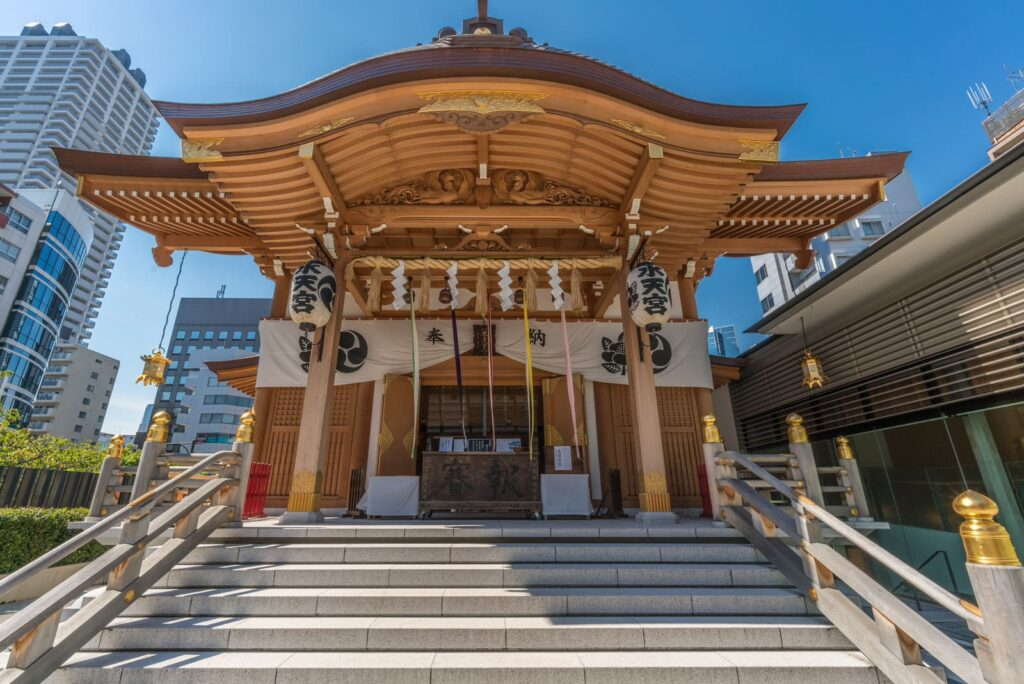 東京都中央区にある水天宮の社殿。木造建築が美しく、安産・子授けや弁財天で知られる。