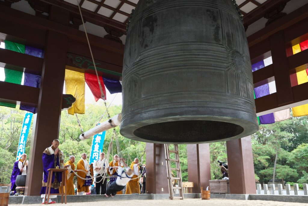 蓮華院誕生寺奥之院で行われる大梵鐘「飛龍の鐘」のお身ぬぐい式の様子